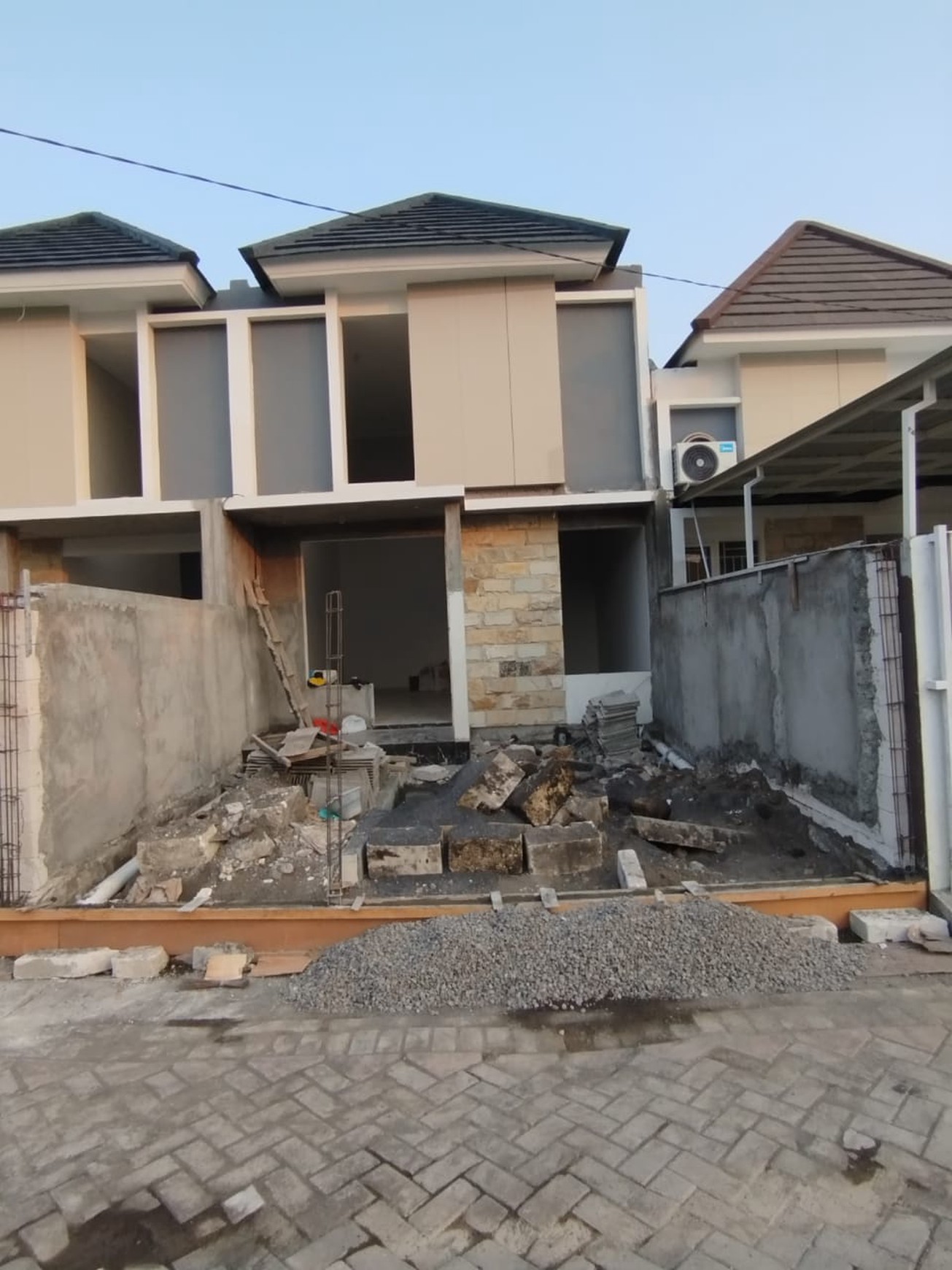Rumah Modern Minimalis SHM Medayu Utara - Dekat UPN & MERR. Bisa KPR!