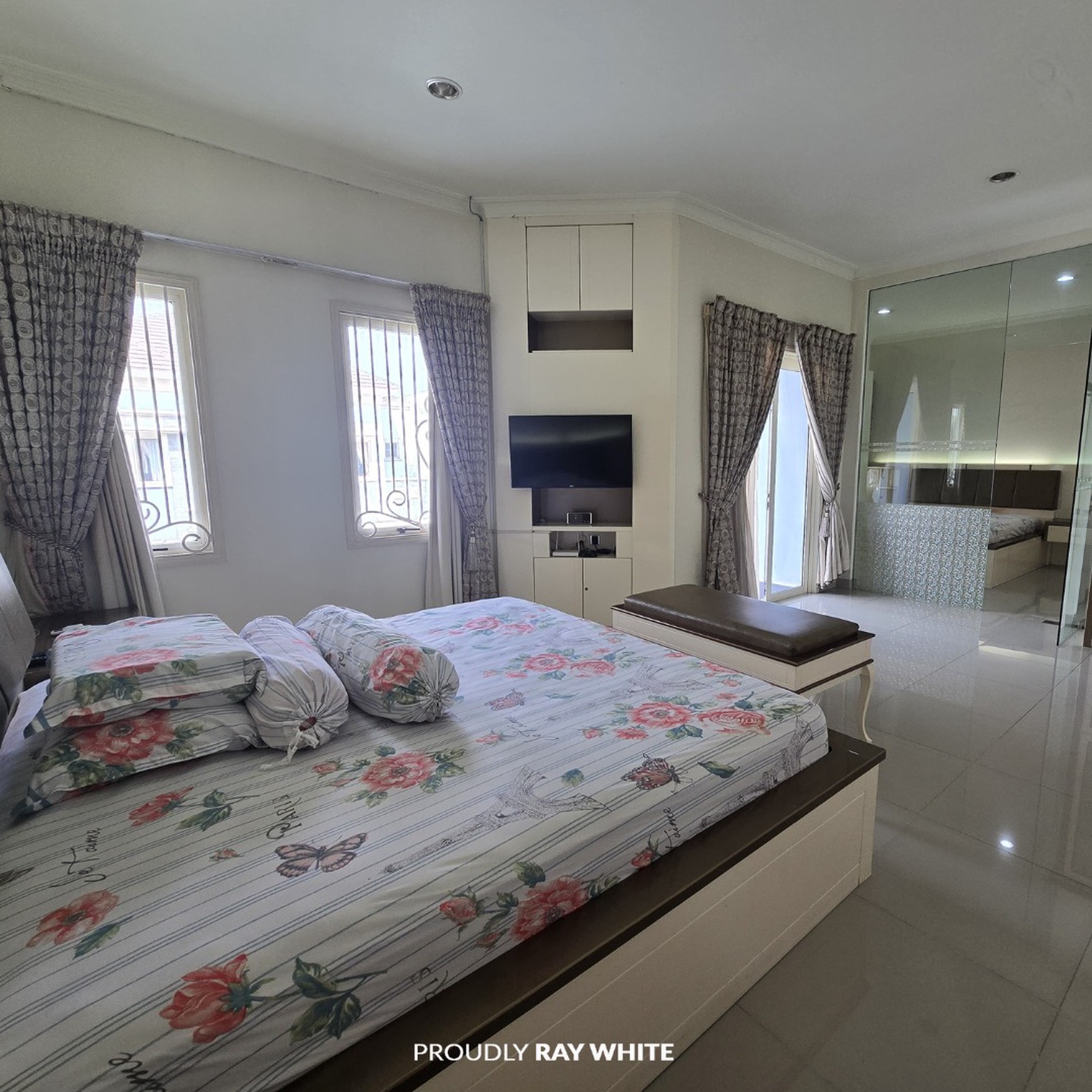 Rumah di PHG Gading serpong hanya Jalan kaki 2 menit ke lapangan Golf
