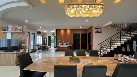 Banting harga. Rumah mewah dengan pool The Green Blossom Ville, BSD
