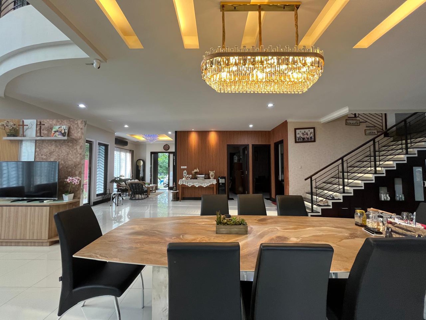 Banting harga. Rumah mewah dengan pool The Green Blossom Ville, BSD