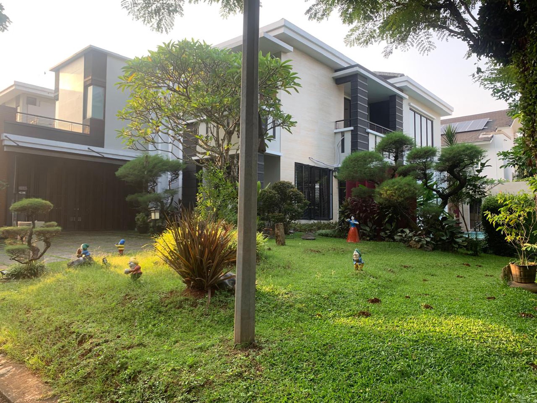 Banting harga. Rumah mewah dengan pool The Green Blossom Ville, BSD