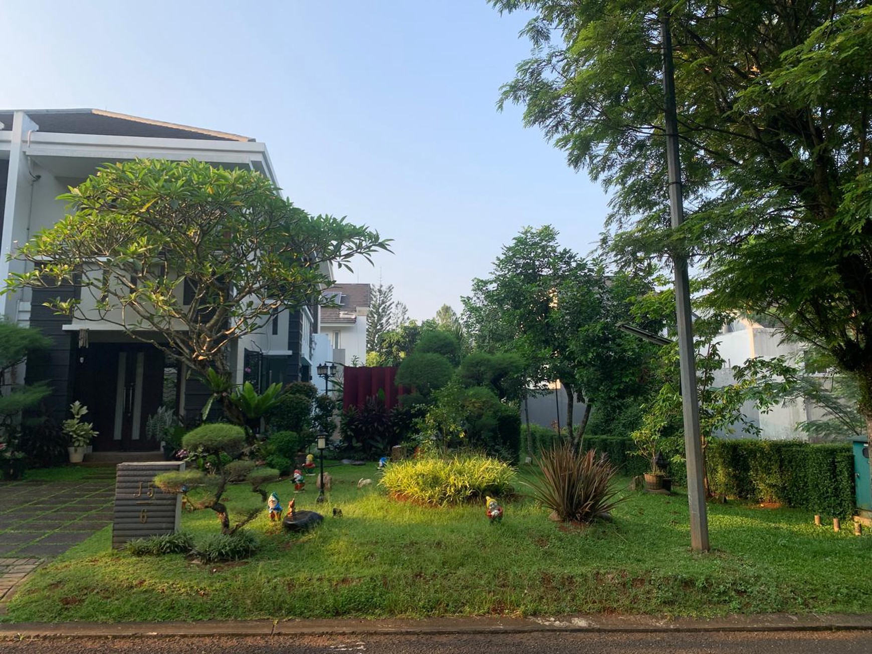 Banting harga. Rumah mewah dengan pool The Green Blossom Ville, BSD