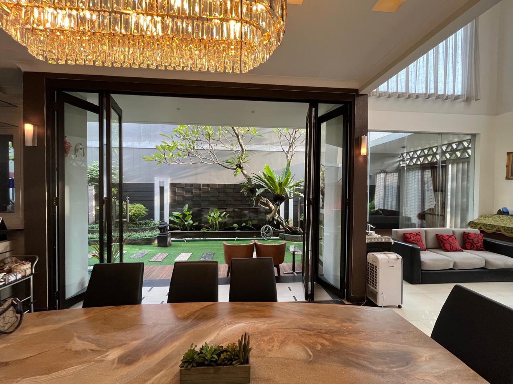 Banting harga. Rumah mewah dengan pool The Green Blossom Ville, BSD