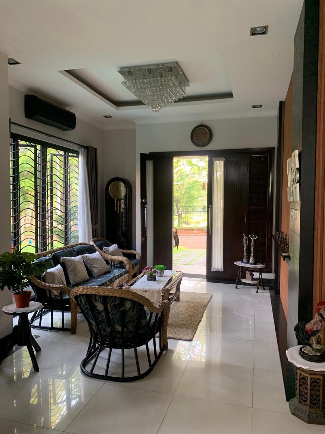 Banting harga. Rumah mewah dengan pool The Green Blossom Ville, BSD