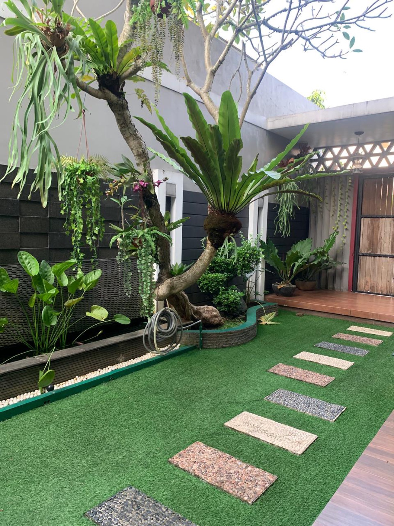 Banting harga. Rumah mewah dengan pool The Green Blossom Ville, BSD