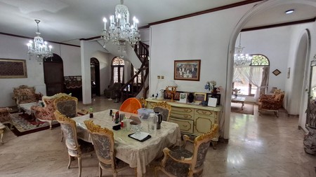Rumah dengan Halaman Luas Area Strategis dan Premium @Lebak Bulus