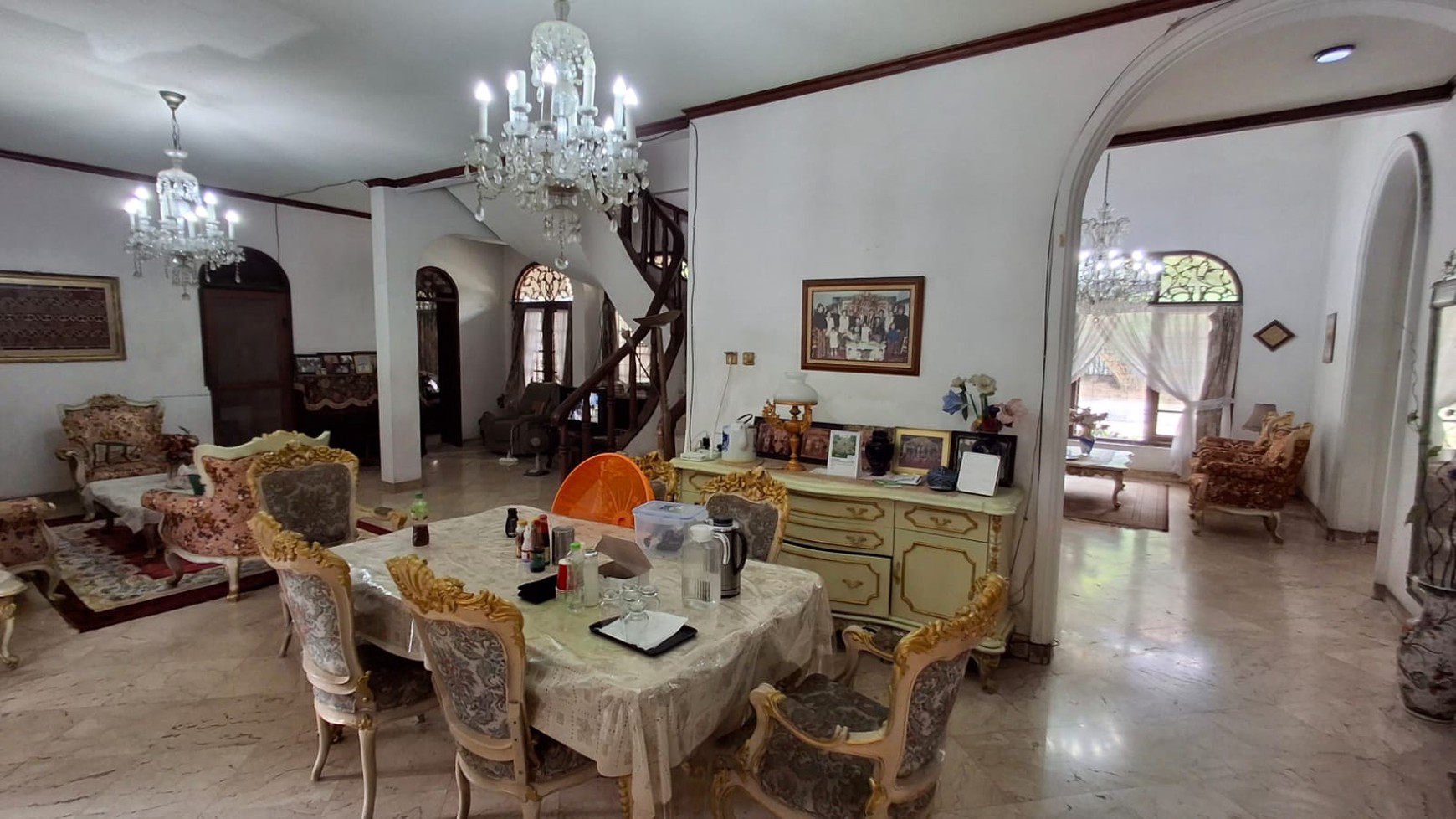 Rumah dengan Halaman Luas Area Strategis dan Premium @Lebak Bulus