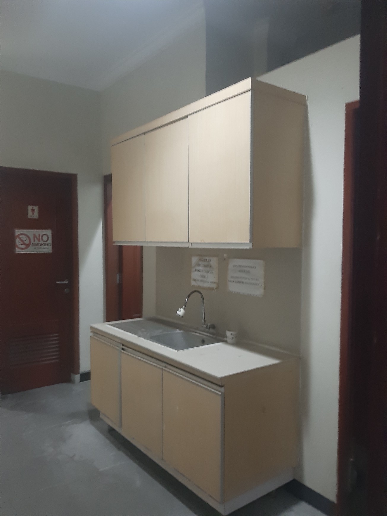 Dijual gedung  3 lantai  plus  bensment di  tanah  abang