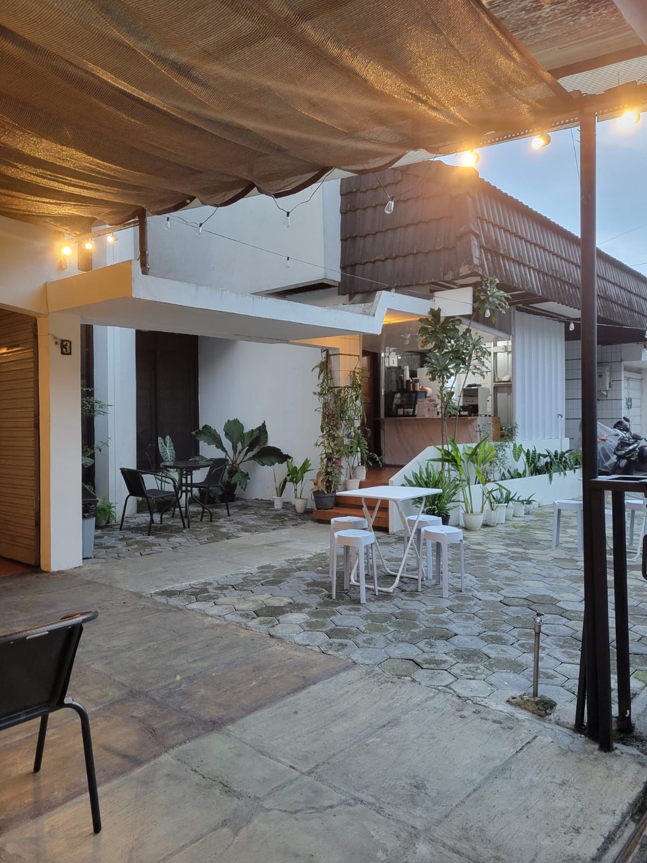 RUMAH MEWAH EXLUSIVE 2 LANTAI SUDAH ADA CAFE NYA LOKASI STRATEGIS  DI BUAHBATU KOTA