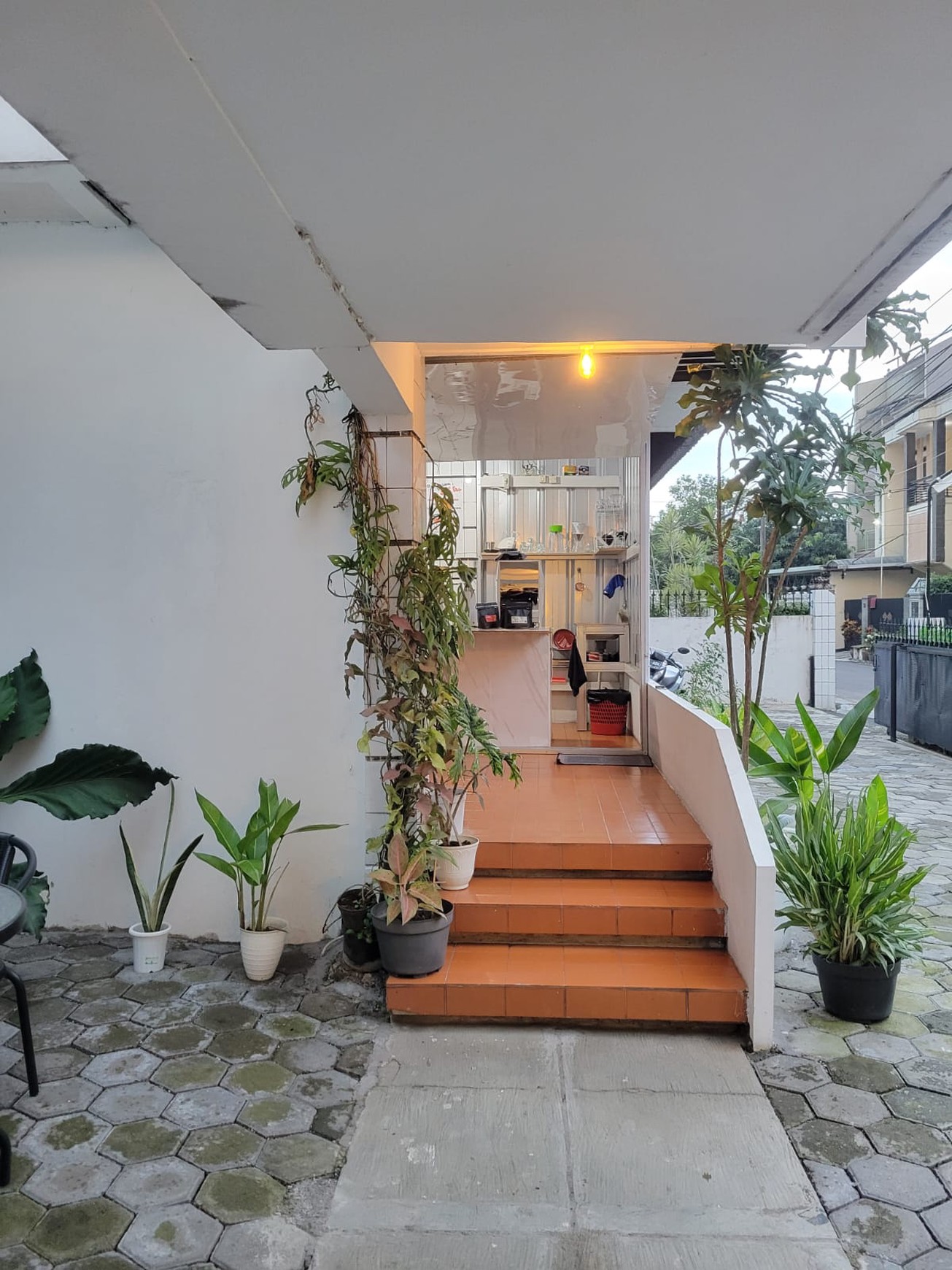 RUMAH MEWAH EXLUSIVE 2 LANTAI SUDAH ADA CAFE NYA LOKASI STRATEGIS  DI BUAHBATU KOTA