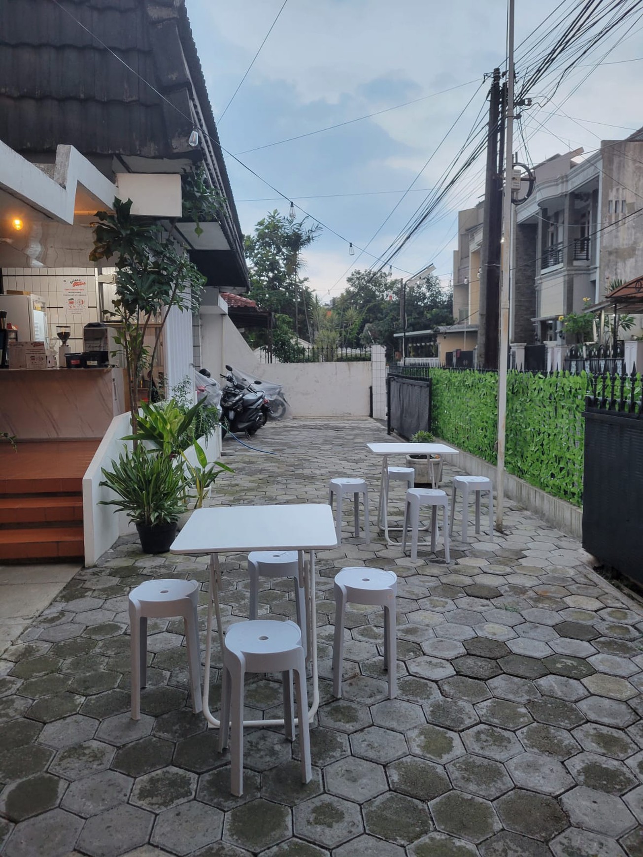 RUMAH MEWAH EXLUSIVE 2 LANTAI SUDAH ADA CAFE NYA LOKASI STRATEGIS  DI BUAHBATU KOTA