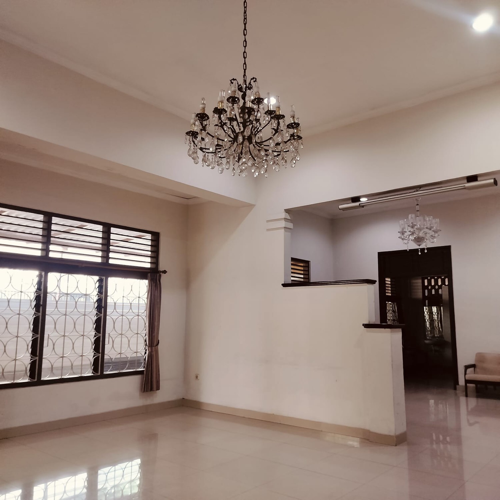 Rumah dikawasan Elit Jl. Prambanan, Menteng. Cocok untuk tempat tinggal Duta Besar, atau guesthouse premium, 10 menit ke Bundaran HI.