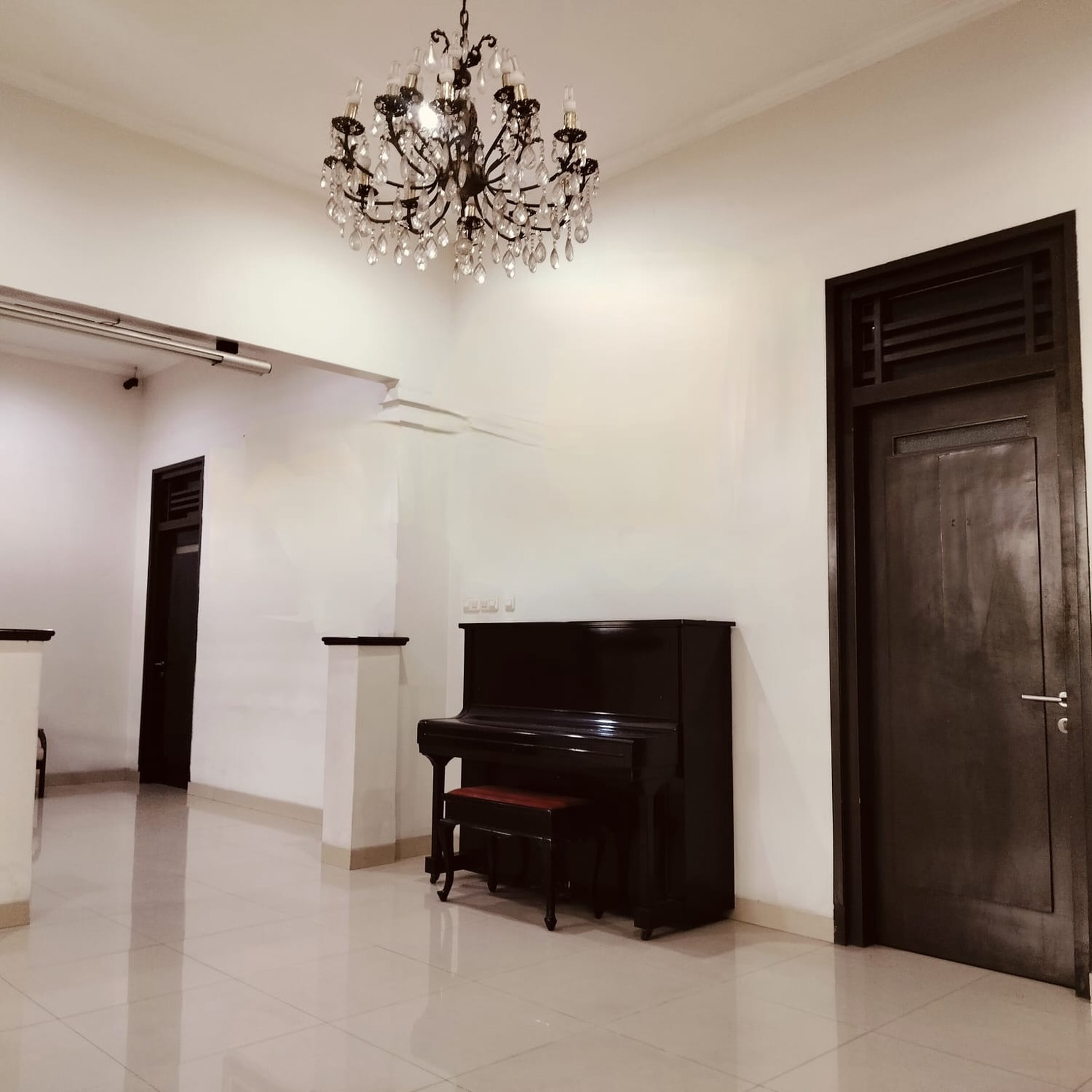 Rumah dikawasan Elit Jl. Prambanan, Menteng. Cocok untuk tempat tinggal Duta Besar, atau guesthouse premium, 10 menit ke Bundaran HI.