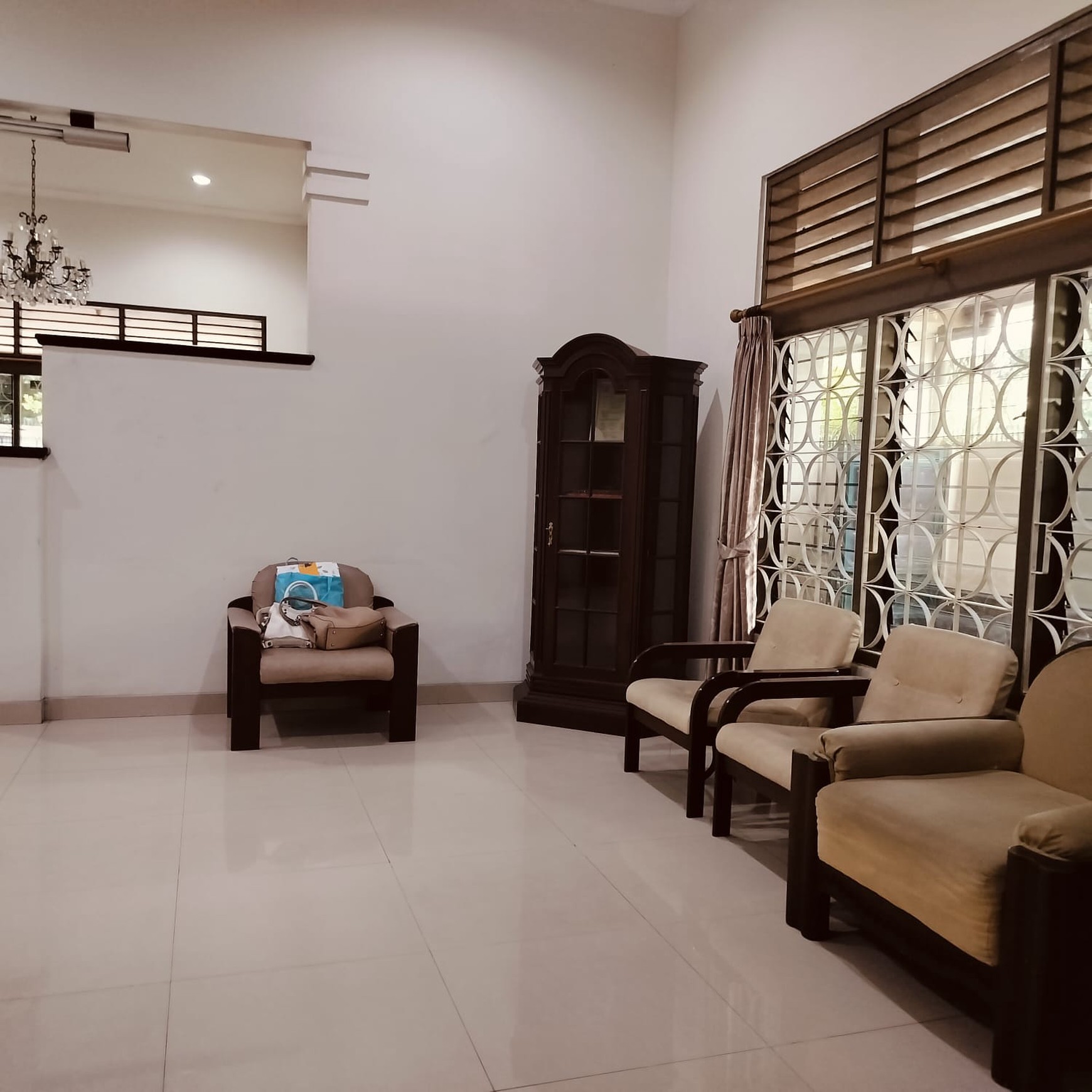 Rumah dikawasan Elit Jl. Prambanan, Menteng. Cocok untuk tempat tinggal Duta Besar, atau guesthouse premium, 10 menit ke Bundaran HI.