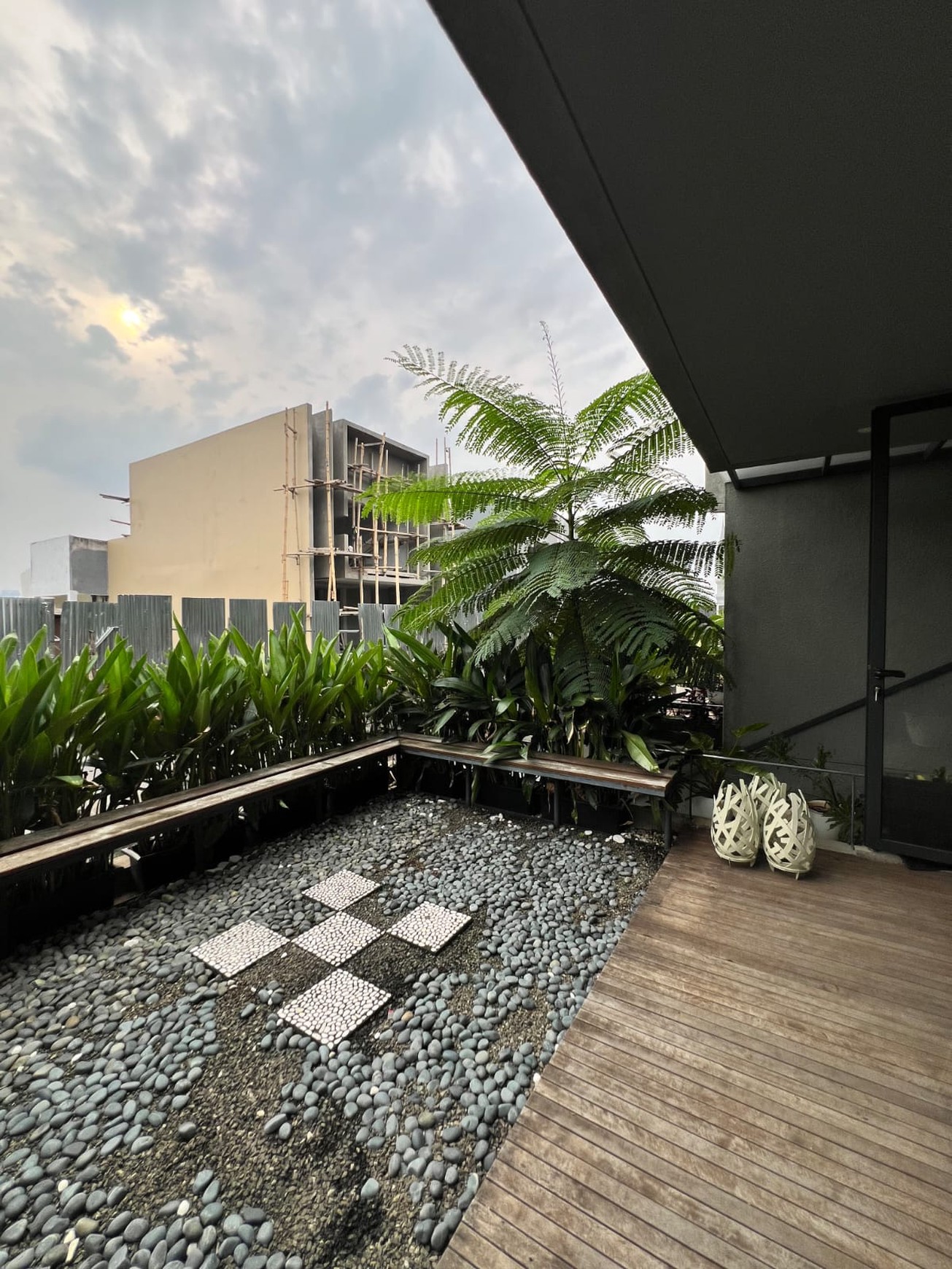 Brand NEW di Jak Sel!! Rumah 3 Lantai Cantik Semi Furnished Siap Huni @Pejaten, Jakarta Selatan