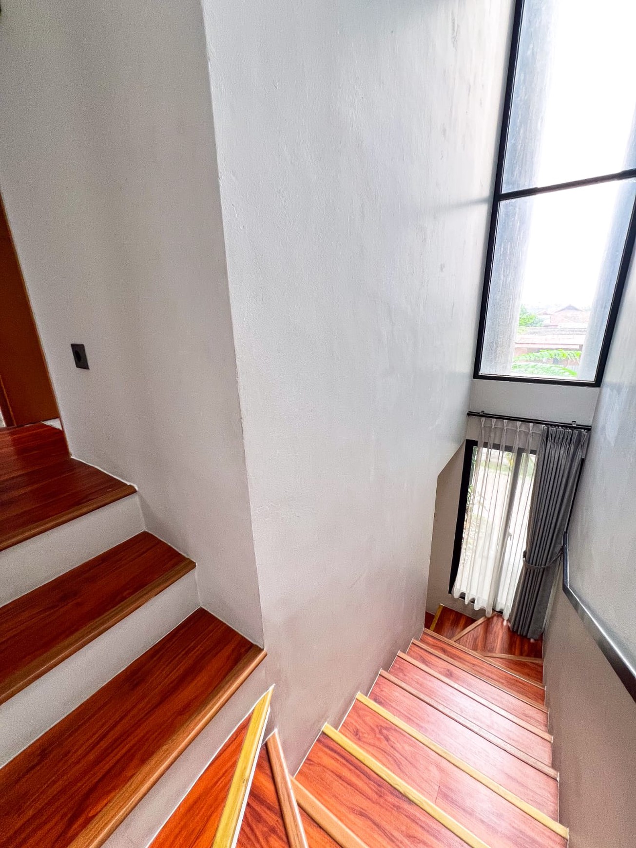 Brand NEW di Jak Sel!! Rumah 3 Lantai Cantik Semi Furnished Siap Huni @Pejaten, Jakarta Selatan