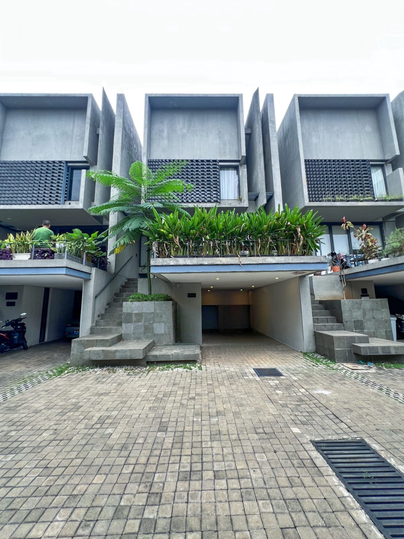 Brand NEW di Jak Sel!! Rumah 3 Lantai Cantik Semi Furnished Siap Huni @Pejaten, Jakarta Selatan