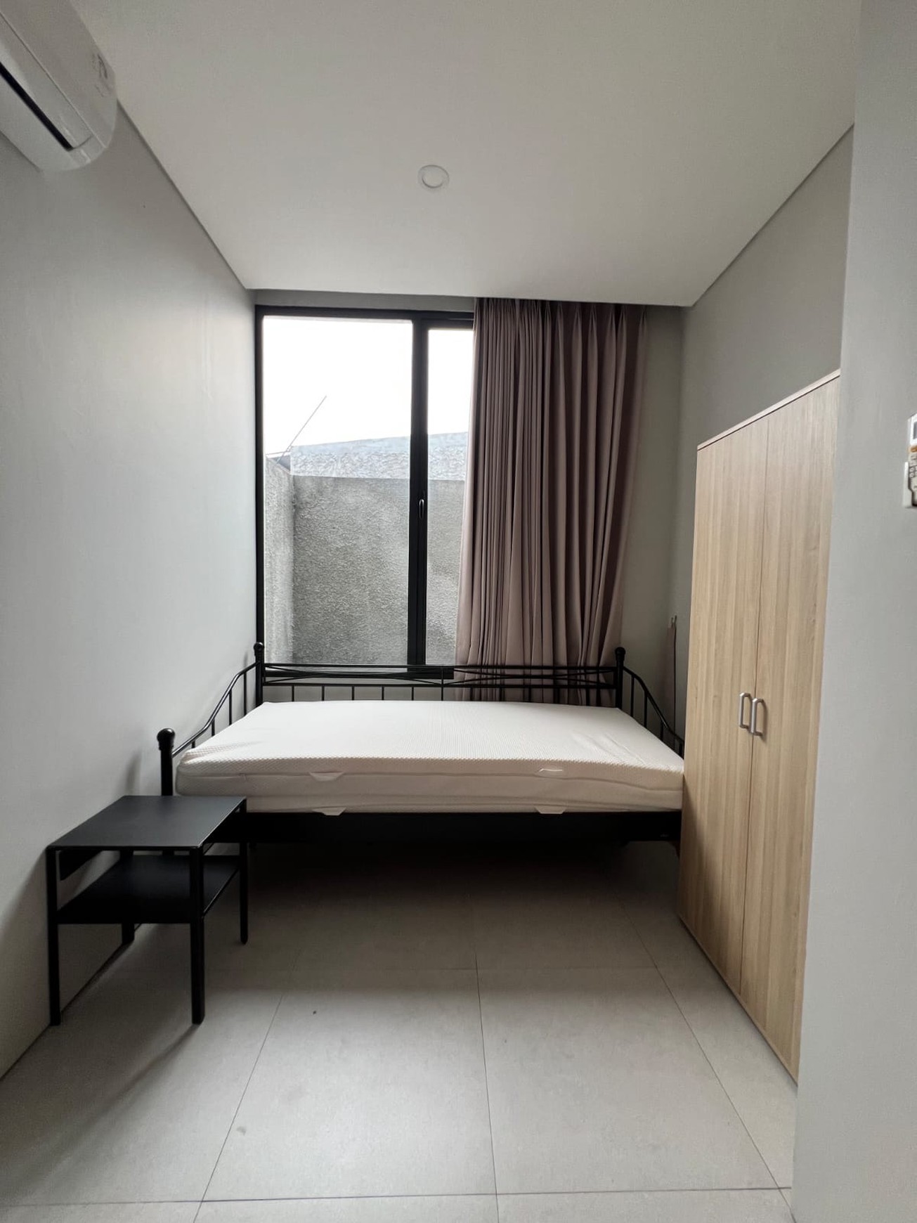 Brand NEW di Jak Sel!! Rumah 3 Lantai Cantik Semi Furnished Siap Huni @Pejaten, Jakarta Selatan