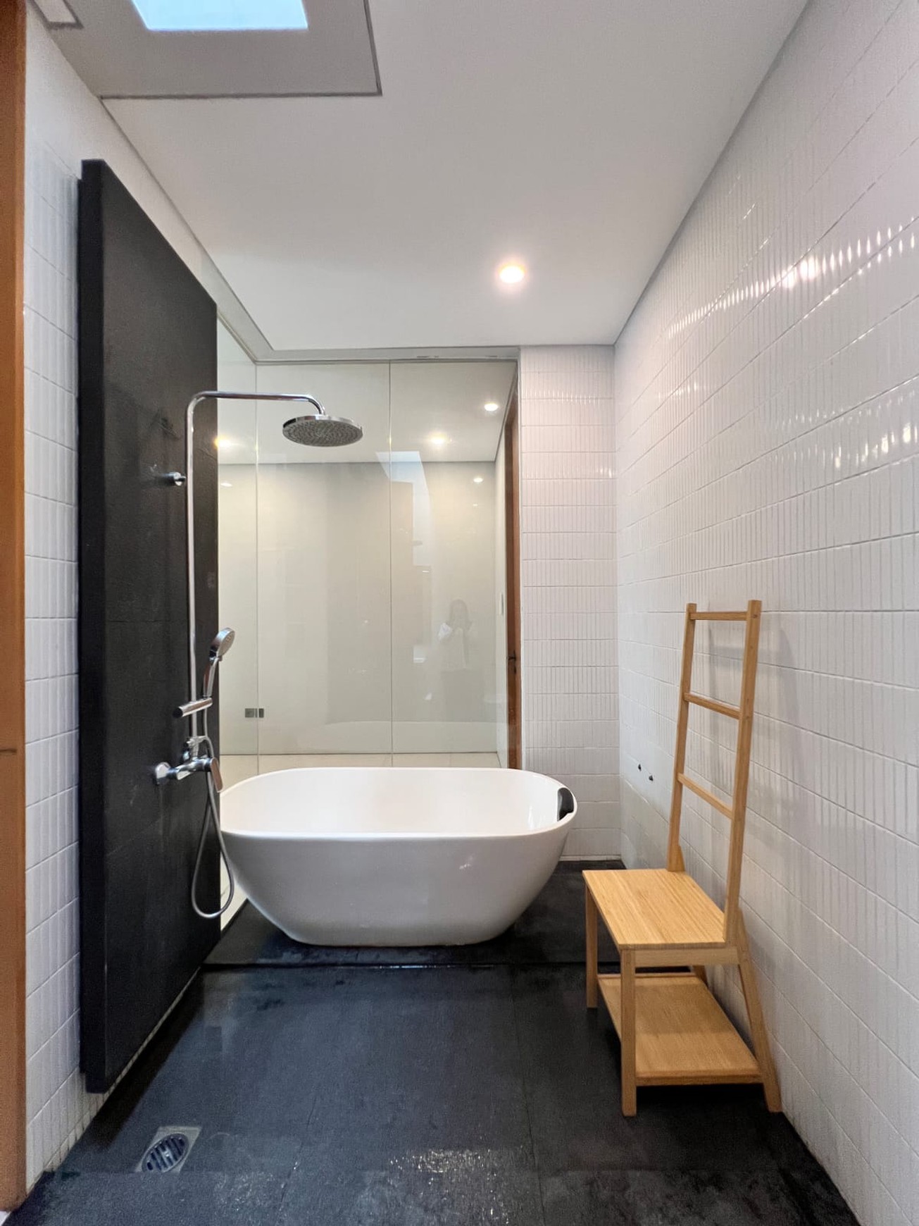 Brand NEW di Jak Sel!! Rumah 3 Lantai Cantik Semi Furnished Siap Huni @Pejaten, Jakarta Selatan