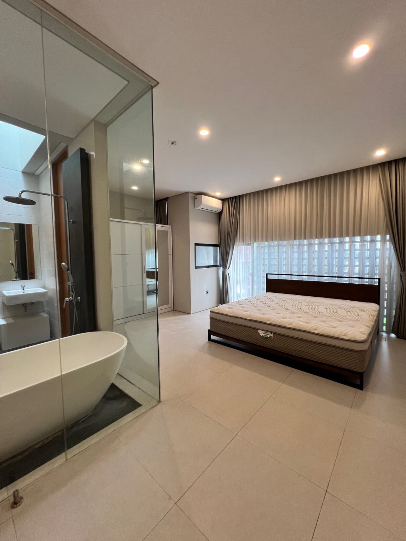 Brand NEW di Jak Sel!! Rumah 3 Lantai Cantik Semi Furnished Siap Huni @Pejaten, Jakarta Selatan