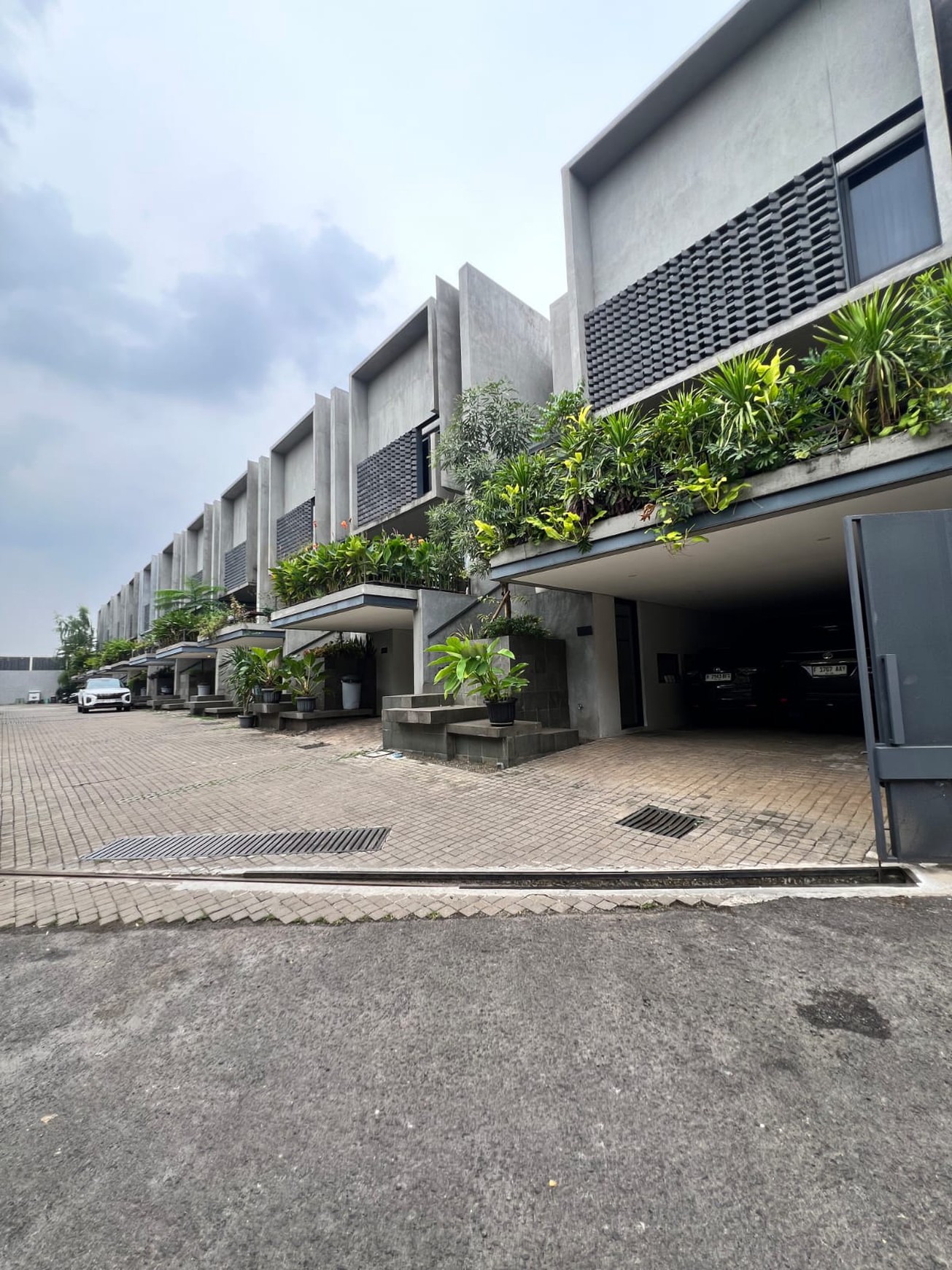 Brand NEW di Jak Sel!! Rumah 3 Lantai Cantik Semi Furnished Siap Huni @Pejaten, Jakarta Selatan