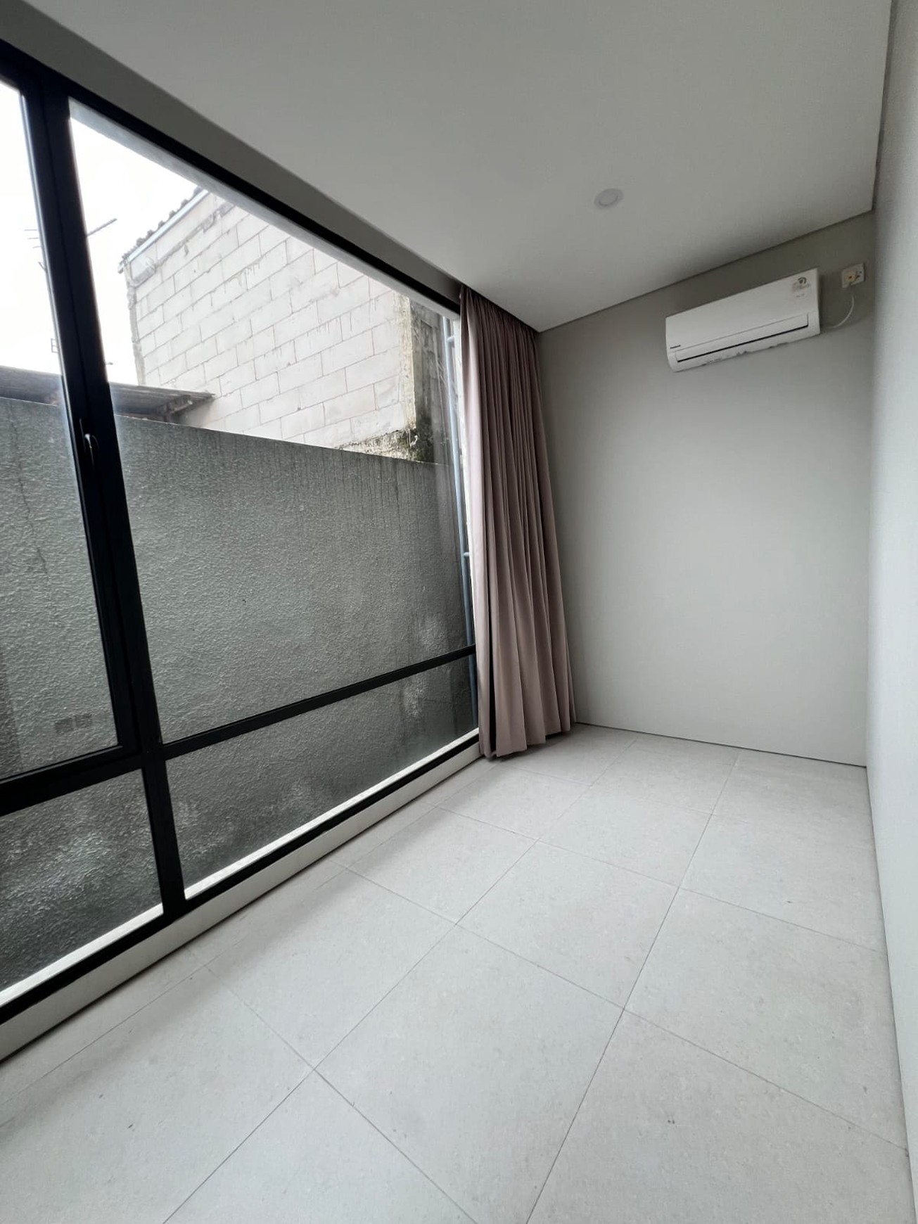 Brand NEW di Jak Sel!! Rumah 3 Lantai Cantik Semi Furnished Siap Huni @Pejaten, Jakarta Selatan