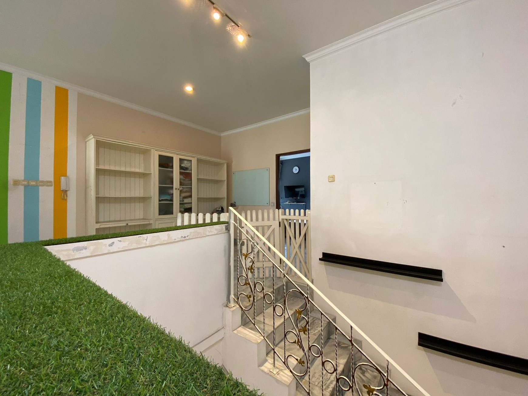 Hunian Cozy Siap Huni dalam Komplek Asri Cirendeu dengan Harga Super Terjangkau