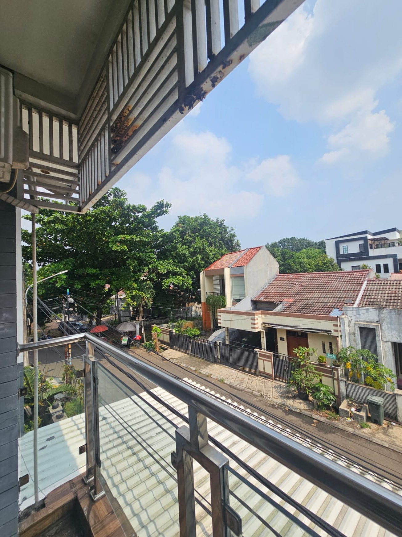 Rumah Mewah 2½ Lantai ada Kolam Berenang KM 5 KT 5 di Ciputat