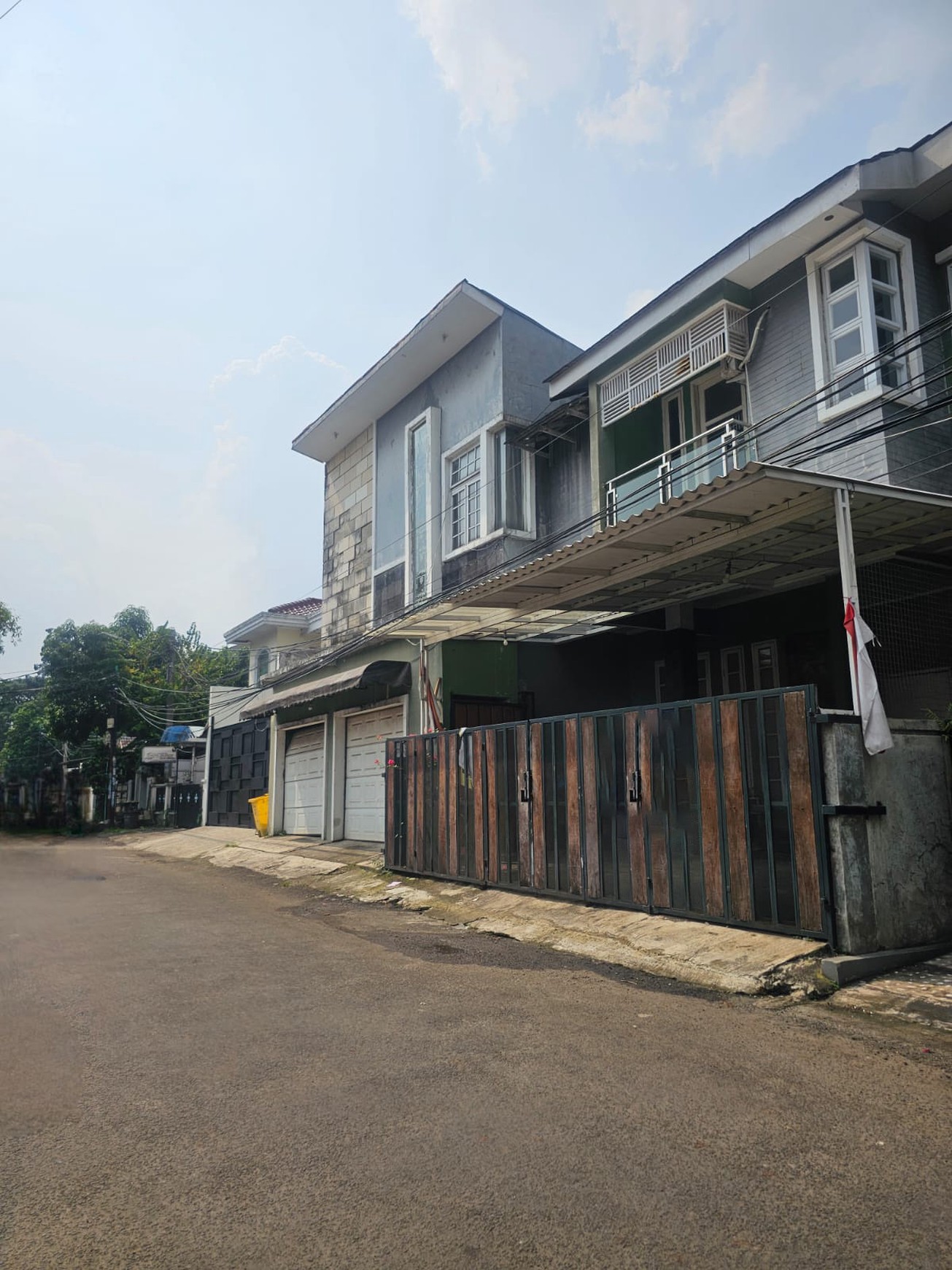 Rumah Mewah 2½ Lantai ada Kolam Berenang KM 5 KT 5 di Ciputat