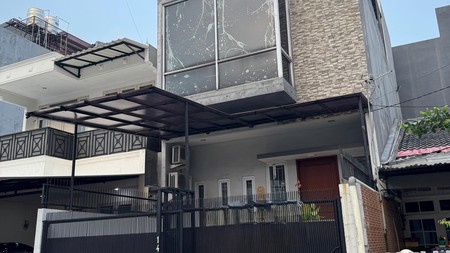 Di jual cepat rumah 2,5 lantai di Cengkir Barat Kelapa Gading Jakarta Utara