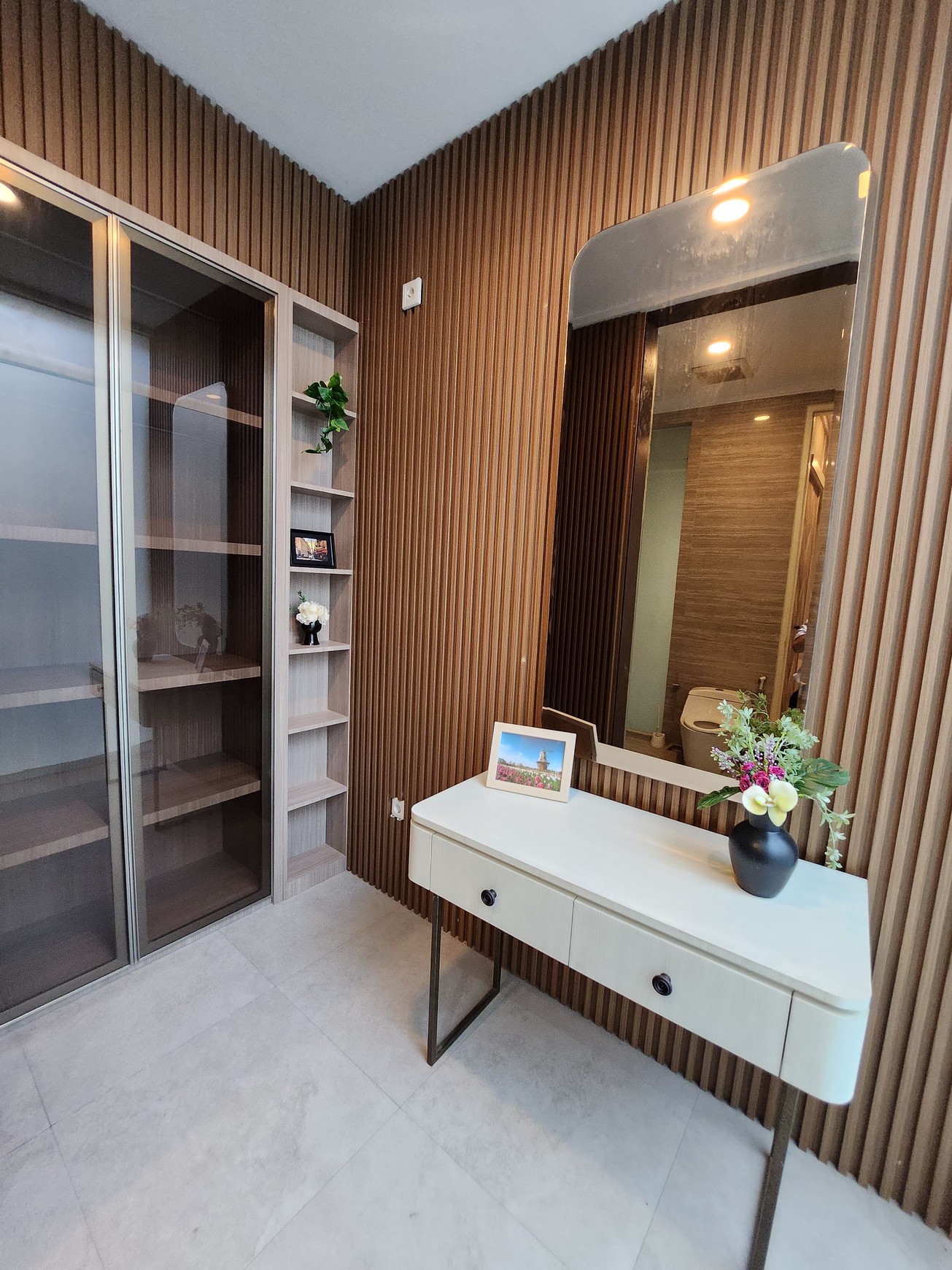 Dijual Rumah Pakuwon Indah Ritz Embassy Full Furnished Modern Mewah Dekat Citraland, Graha Family, Pakuwon Mall