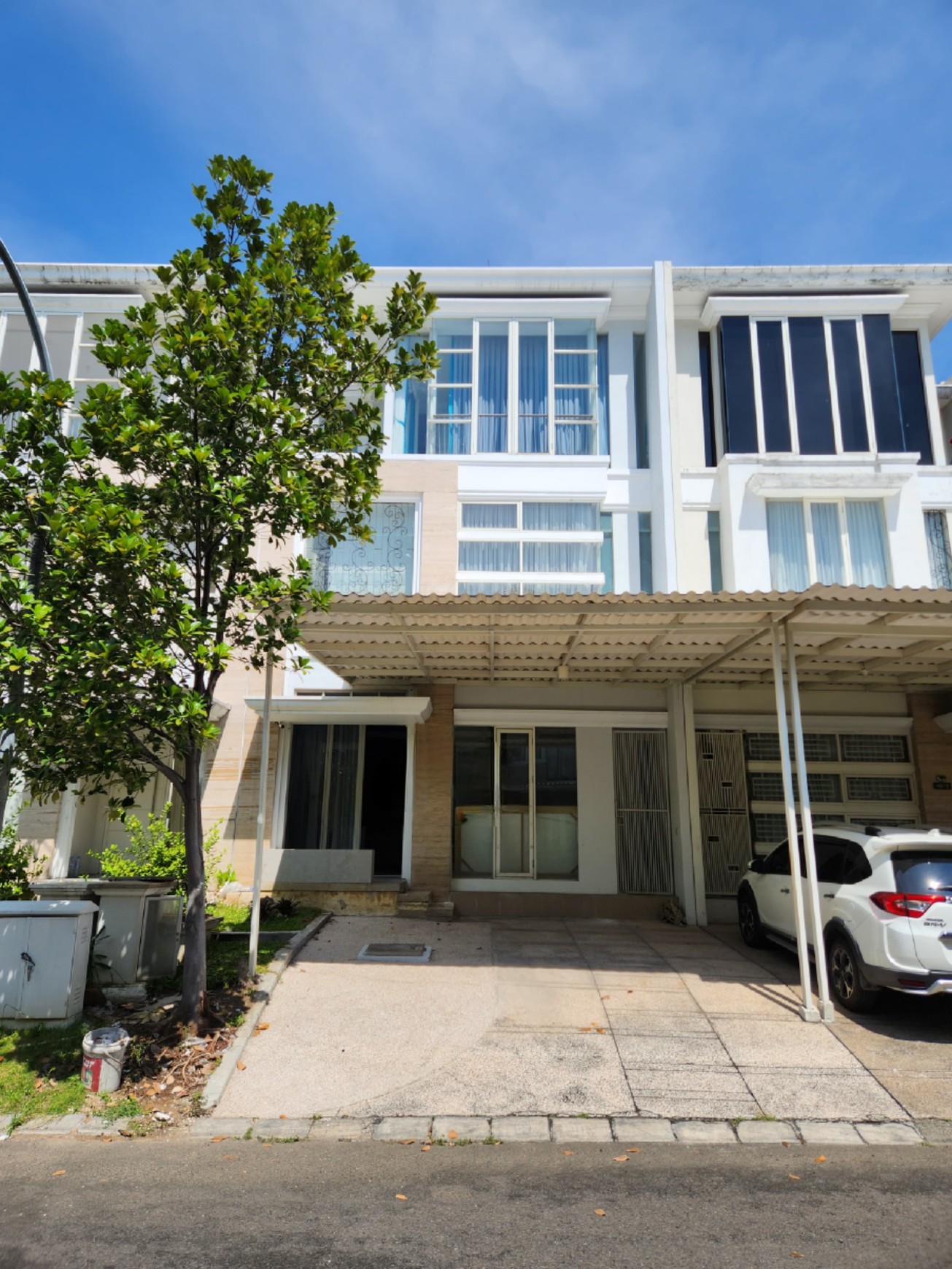Dijual Rumah Pakuwon Indah Ritz Embassy Full Furnished Modern Mewah Dekat Citraland, Graha Family, Pakuwon Mall