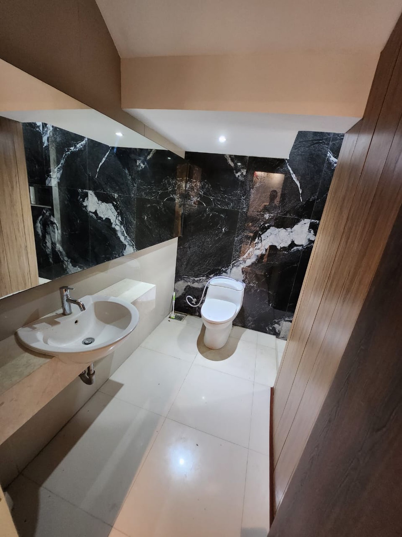 Dijual Rumah Pakuwon Indah Ritz Embassy Full Furnished Modern Mewah Dekat Citraland, Graha Family, Pakuwon Mall