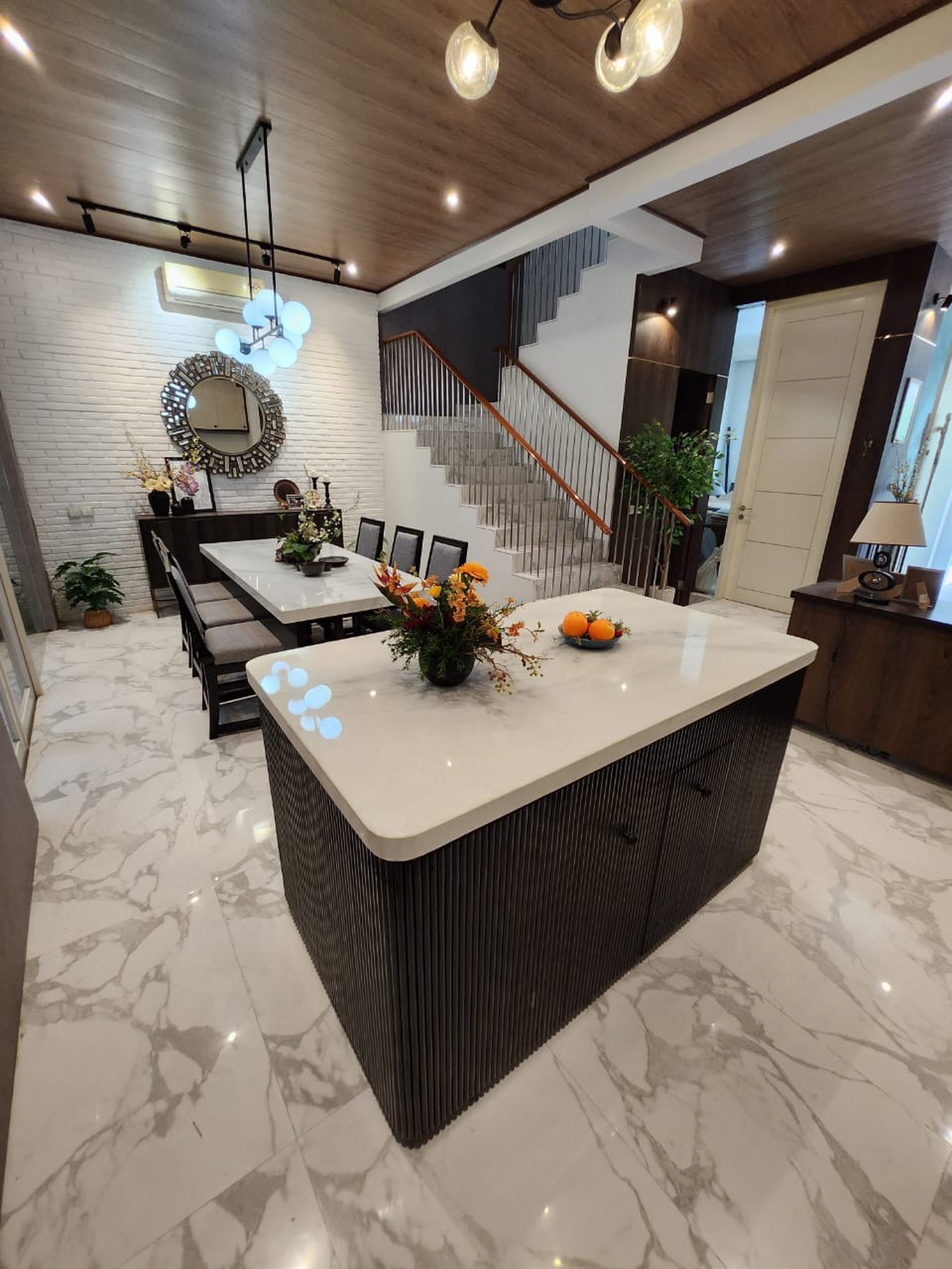 Dijual Rumah Pakuwon Indah Ritz Embassy Full Furnished Modern Mewah Dekat Citraland, Graha Family, Pakuwon Mall