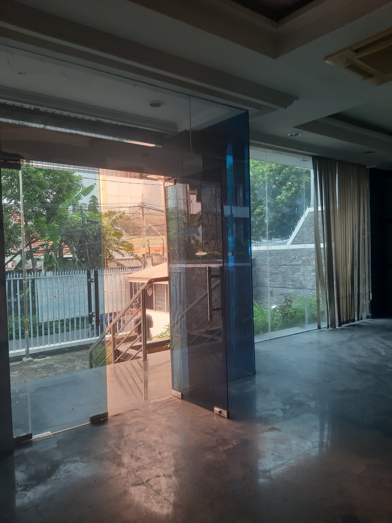 Dijual gedung  3 lantai  plus  bensment di  tanah  abang