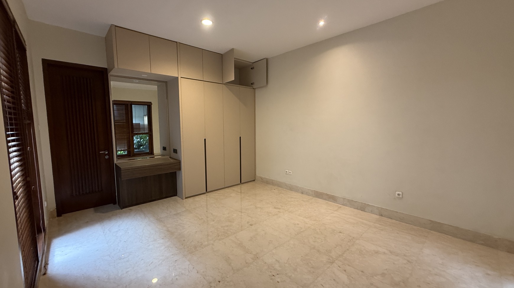RUMAH CANTIK DENGAN TANAH YANG CUKUP LUAS DI CIPETE, JAKARTA SELATAN