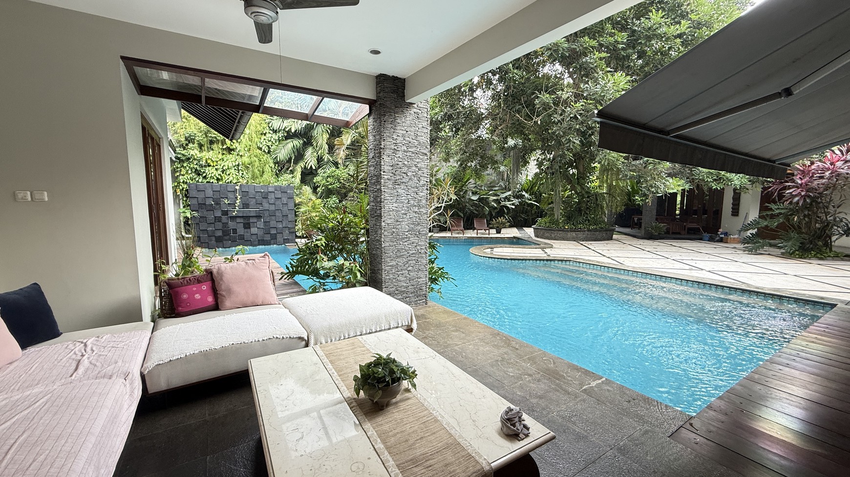 RUMAH CANTIK DENGAN TANAH YANG CUKUP LUAS DI CIPETE, JAKARTA SELATAN