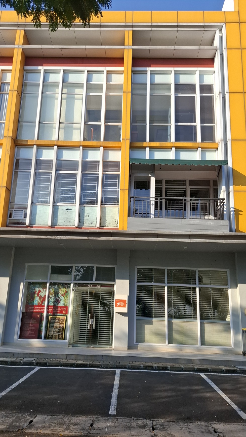 Ruko rendeng 2 unit , ex Cafe Summarecon Bandung , siap pakai