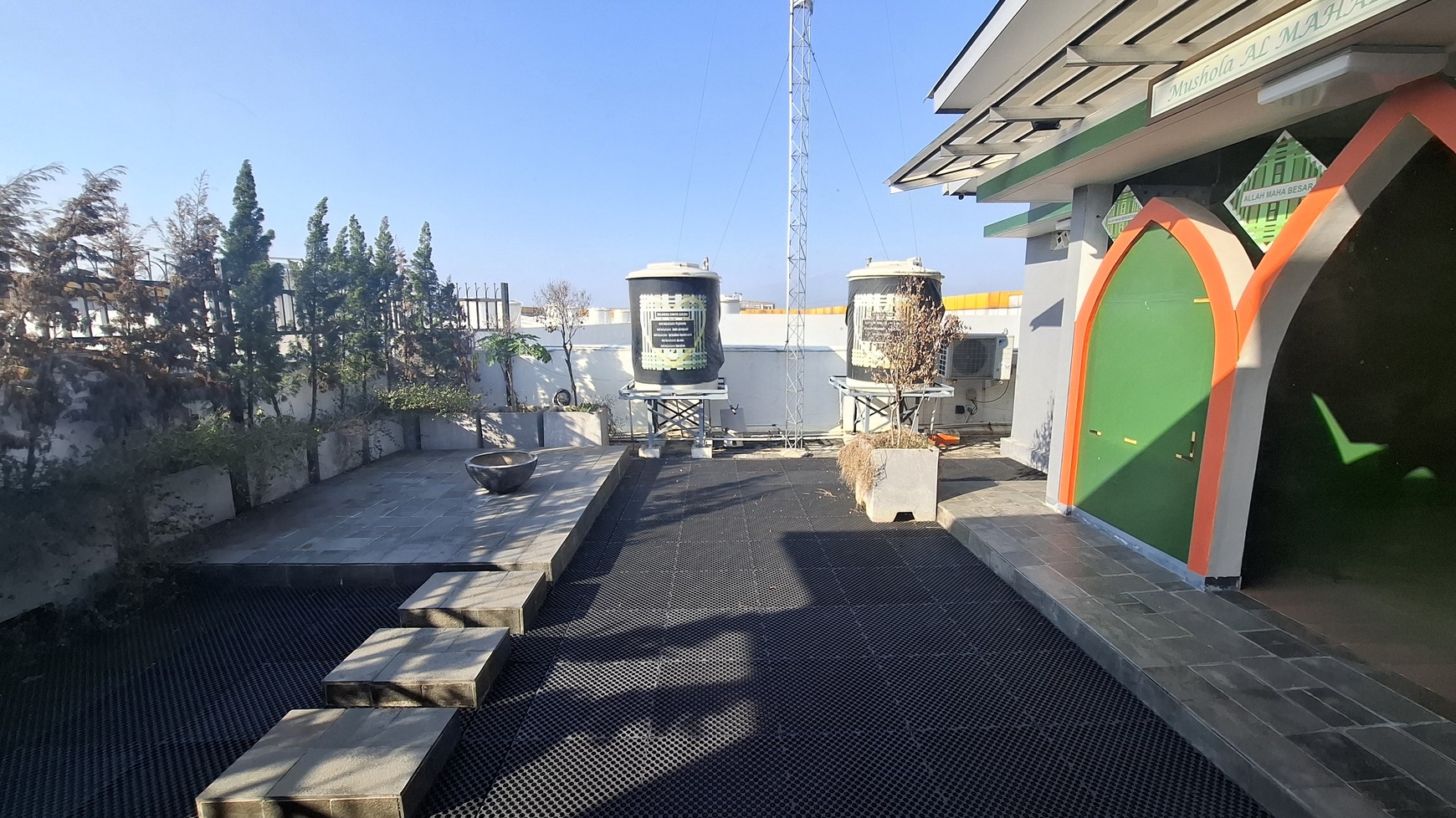 Ruko rendeng 2 unit , ex Cafe Summarecon Bandung , siap pakai