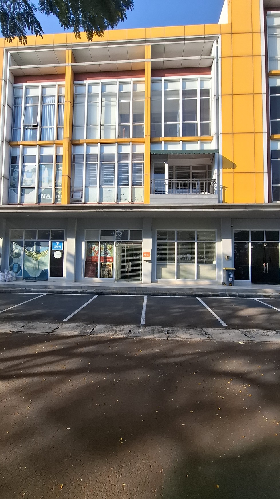 Ruko rendeng 2 unit , ex Cafe Summarecon Bandung , siap pakai