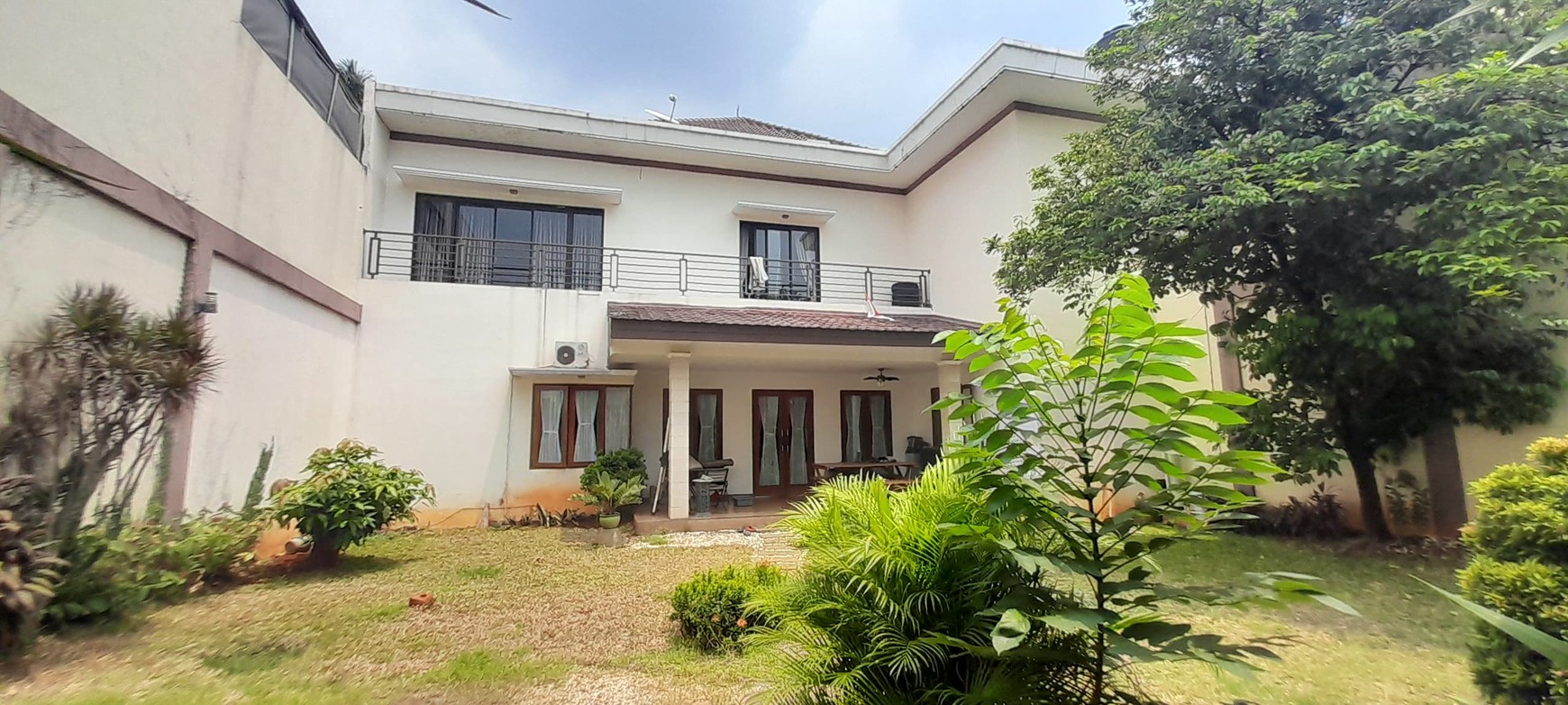 Rumah Modern 2 Lantai di Kebagusan Teras Depan Belakang