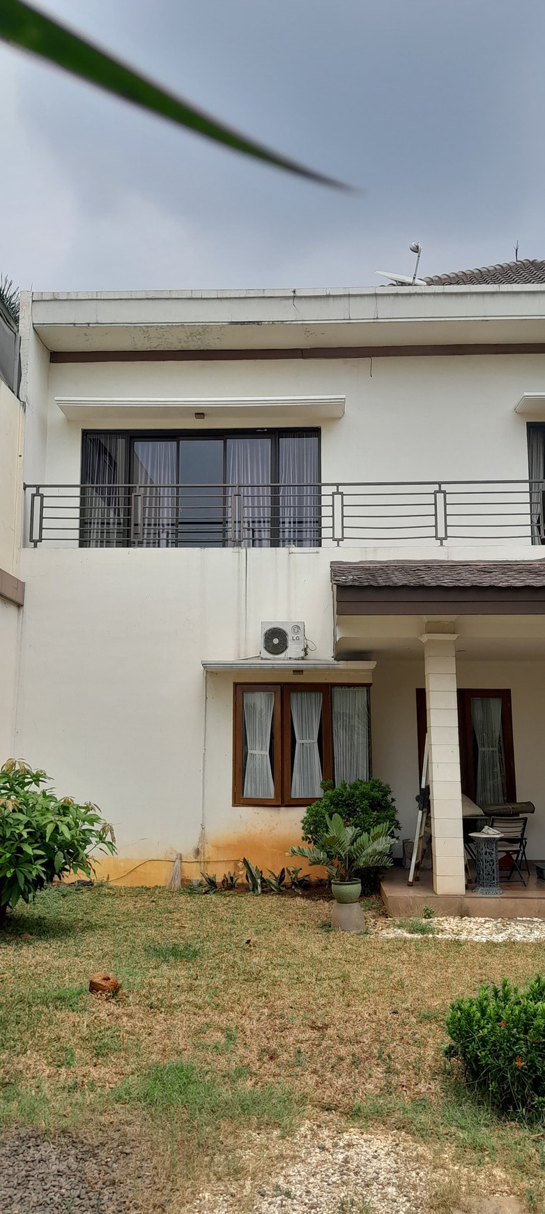 Rumah Modern 2 Lantai di Kebagusan Teras Depan Belakang
