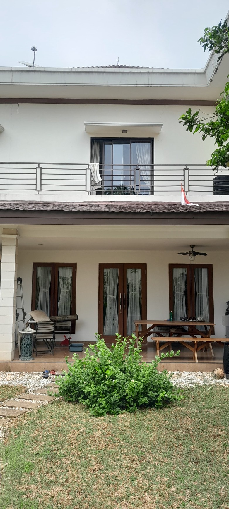 Rumah Modern 2 Lantai di Kebagusan Teras Depan Belakang