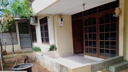 Rumah Lama Yang Luas Dalam Komplek Di Kebayoran Lama, Jakarta Selatan 