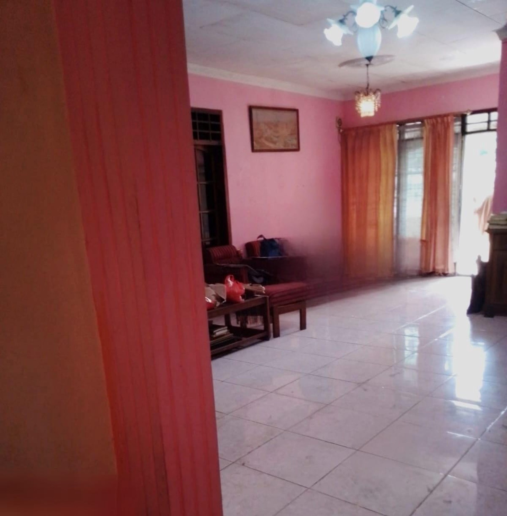 Rumah Lama Yang Luas Dalam Komplek Di Kebayoran Lama, Jakarta Selatan