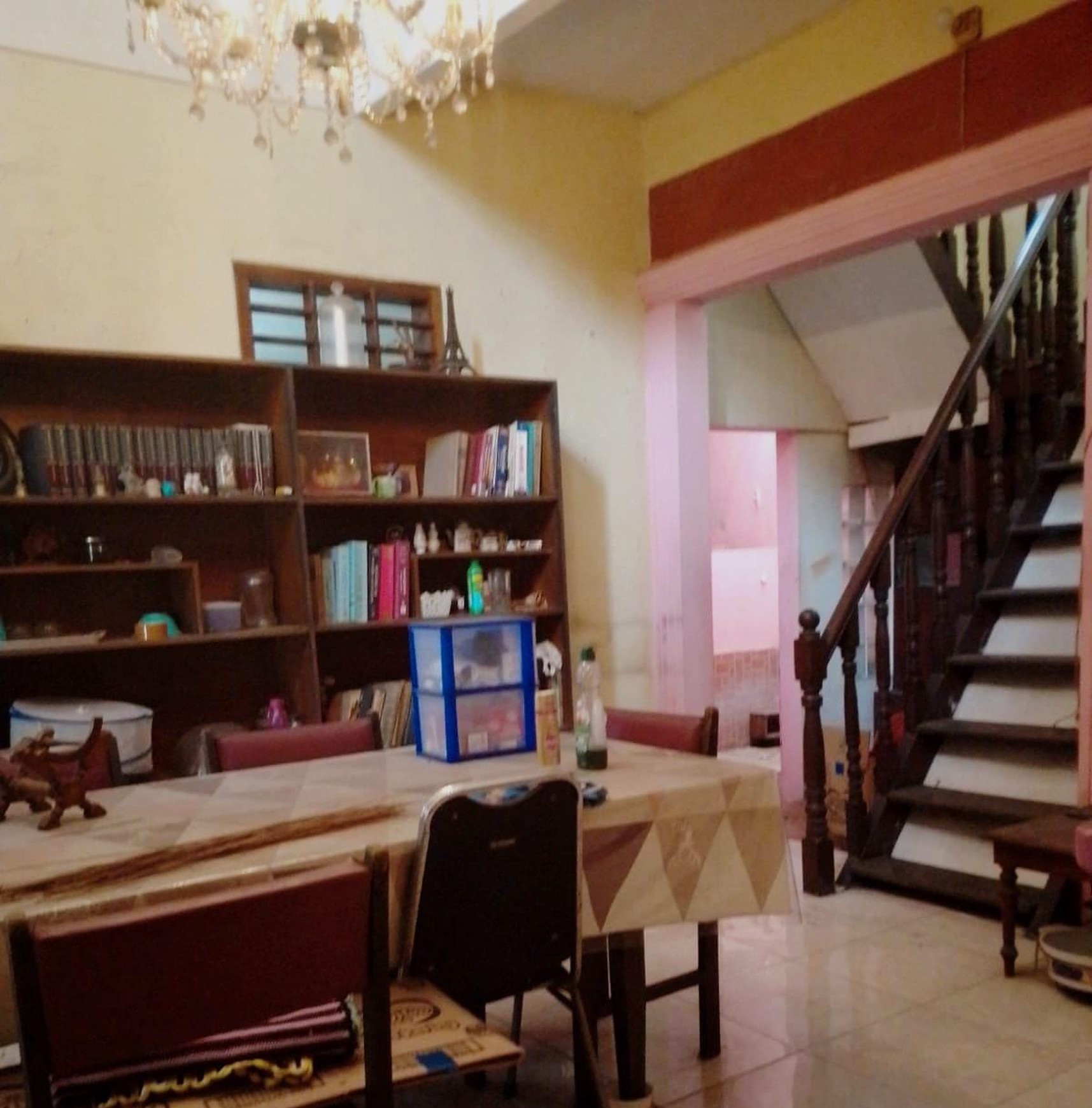 Rumah Lama Yang Luas Dalam Komplek Di Kebayoran Lama, Jakarta Selatan