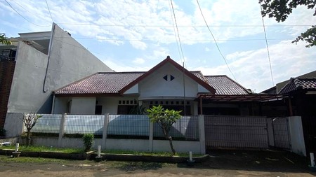 Rumah 1 Lantai Luas Tanah 330 m2 - Lokasi Strategis di Cinere