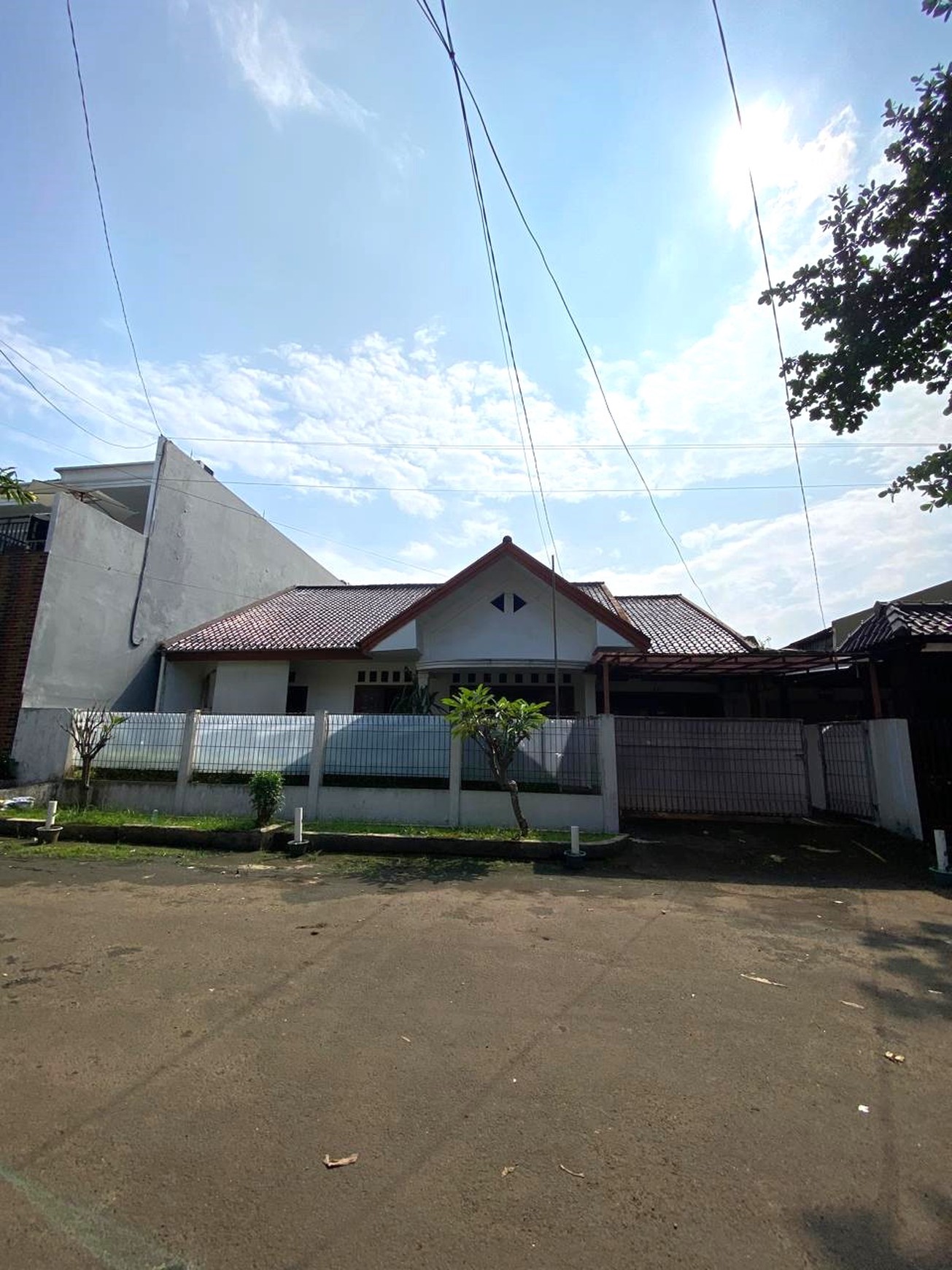 Rumah 1 Lantai Luas Tanah 330 m2 - Lokasi Strategis di Cinere