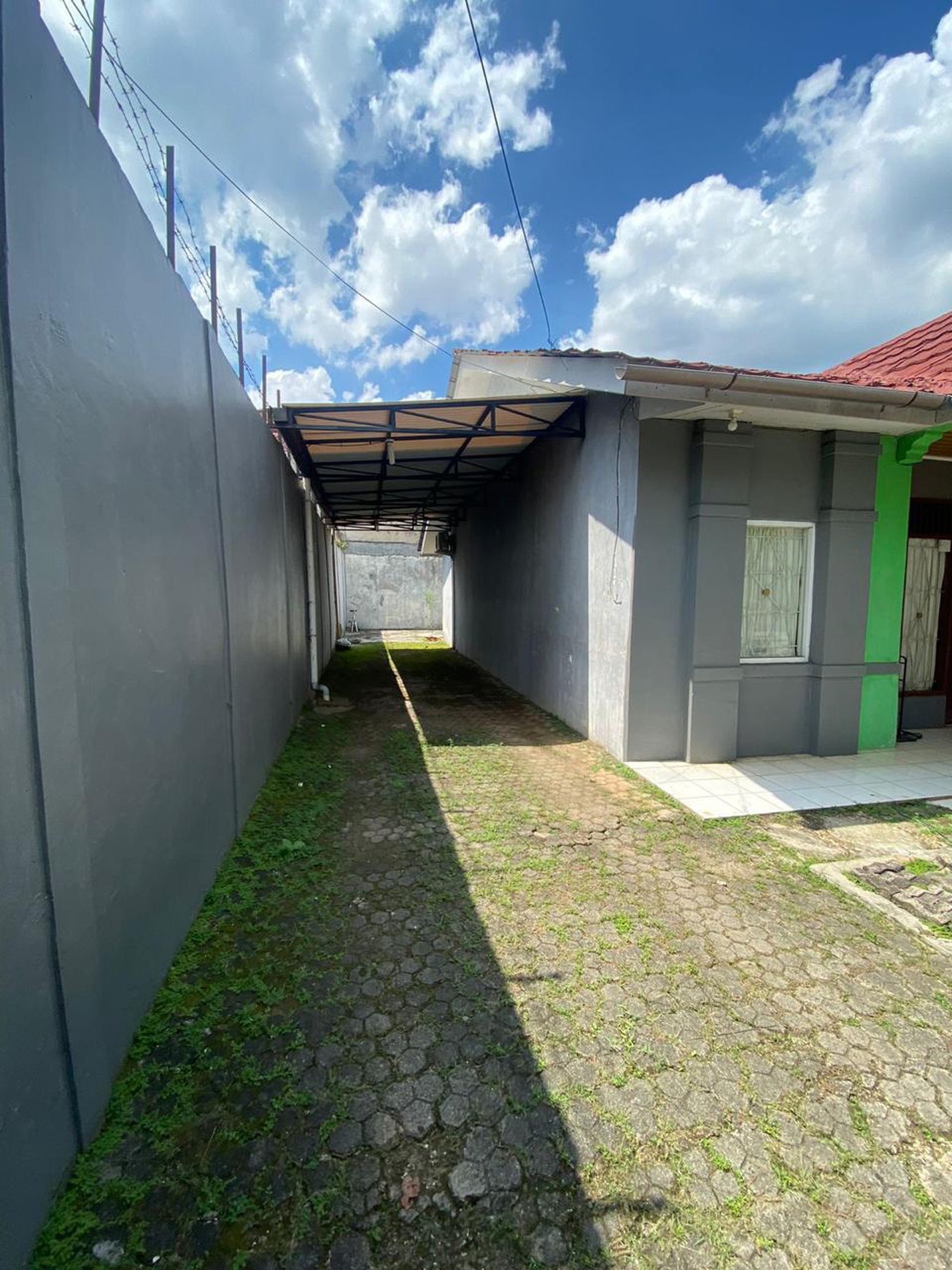 Rumah Bagus Siap Huni Halaman Luas sudah SHM @Ciputat.