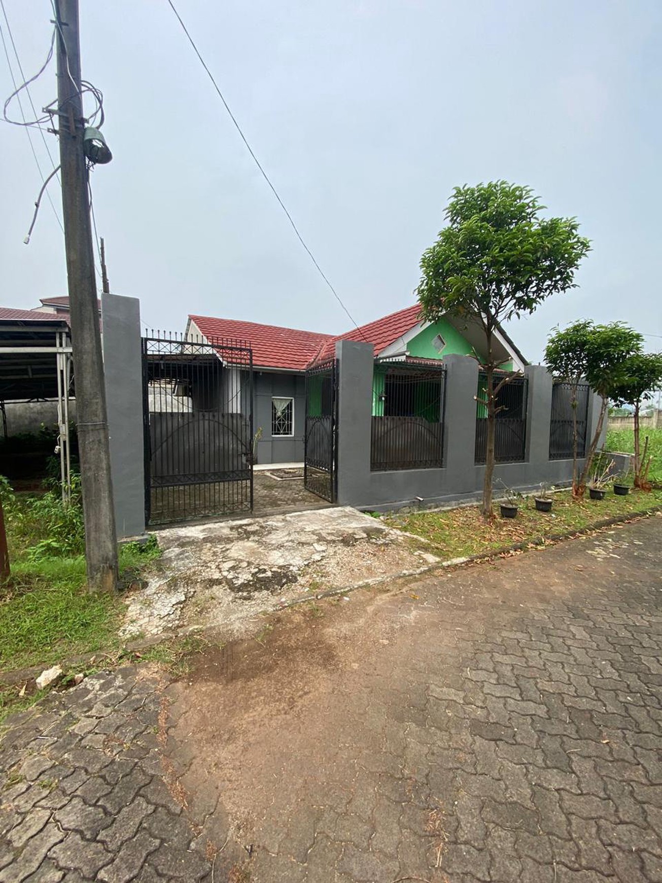 Rumah Bagus Siap Huni Halaman Luas sudah SHM @Ciputat.